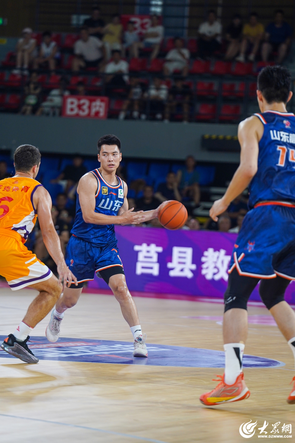 爱游戏官方网站-关于转折点！山东男篮造点机会，NBA总决赛窗口期攻防权衡，媒体盛赞，阵容厚度经受考验的信息